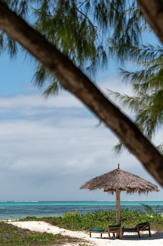 Hakuna Majiwe Beach Lodge