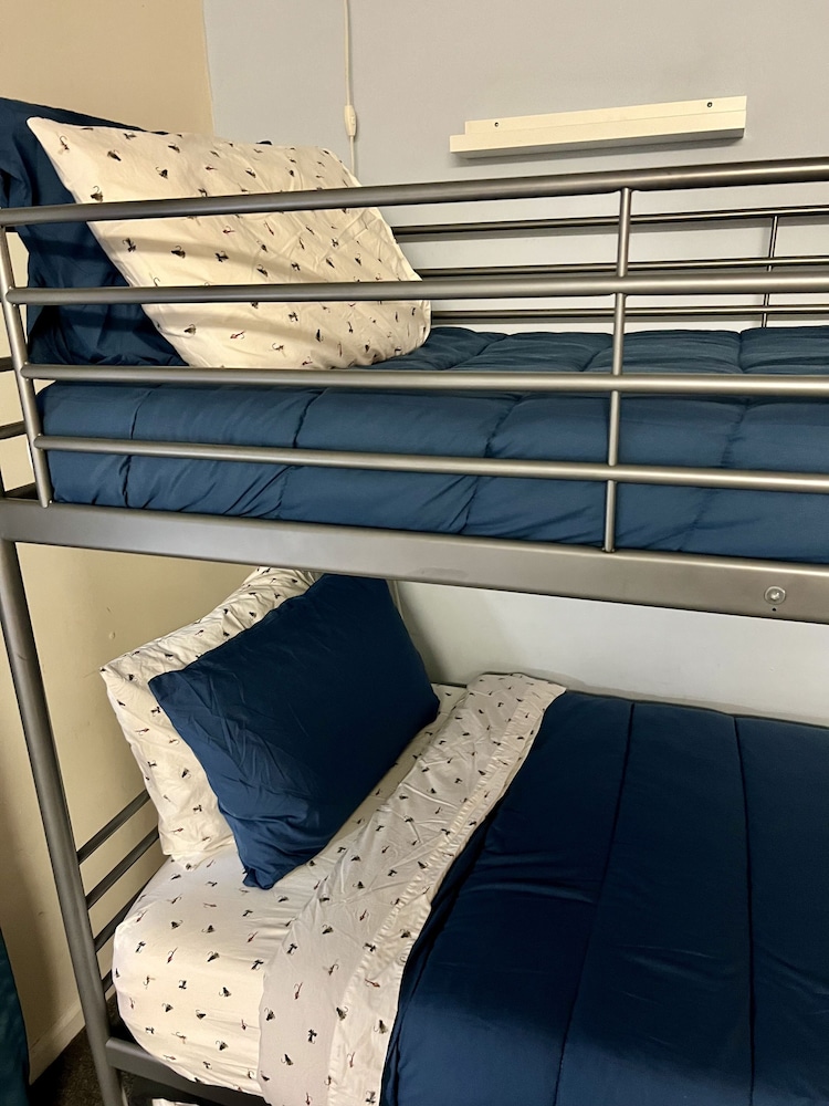 Cozy Upenn Studio + Street Parking Apts by Redawning view 3