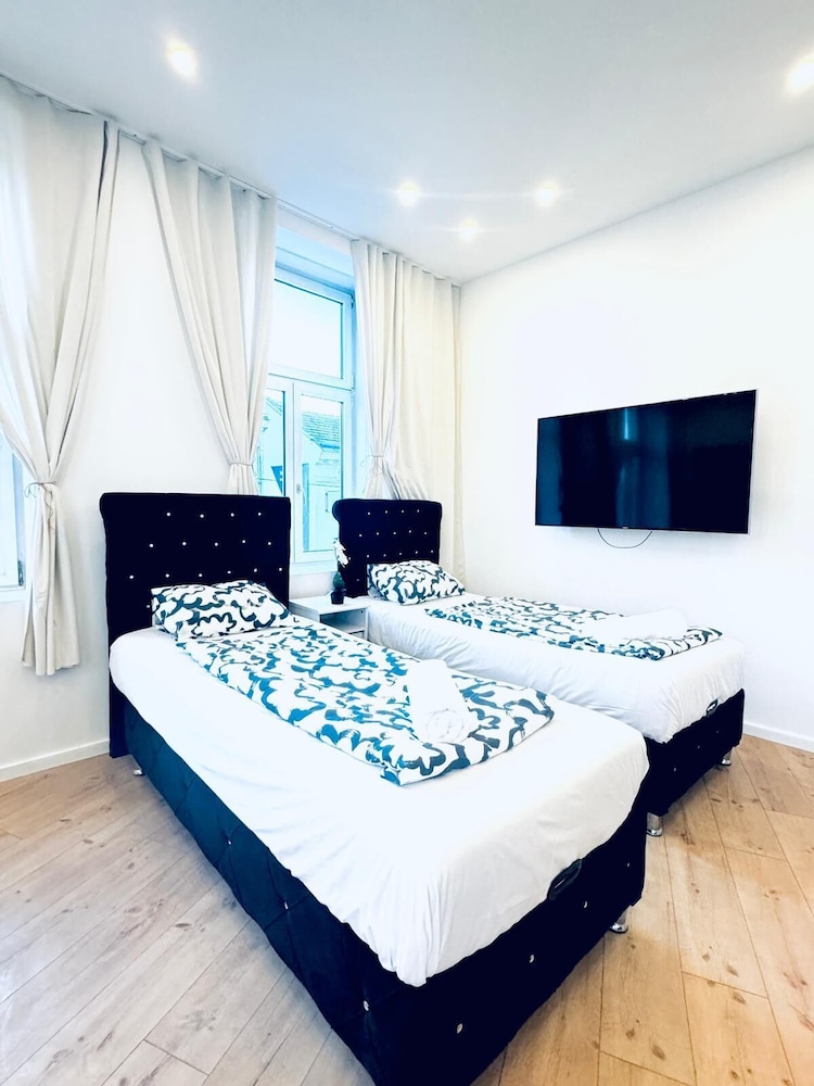Spacious 3BR Near Kaufpark Alterlaa