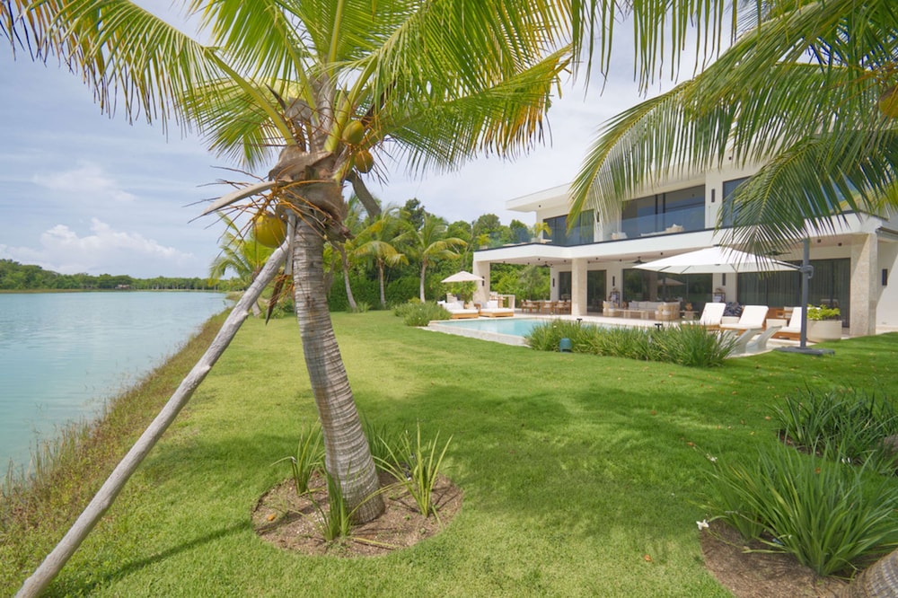Modern Lake Villa With English Speaking Staff in Golf and Beach Resort