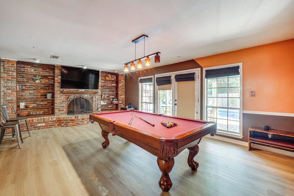 2 Mi to Gulfport Beaches: Poolside Paradise!