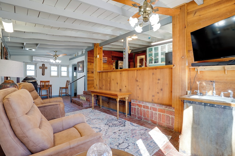 On-site River Access: Fishing Retreat in Granbury!