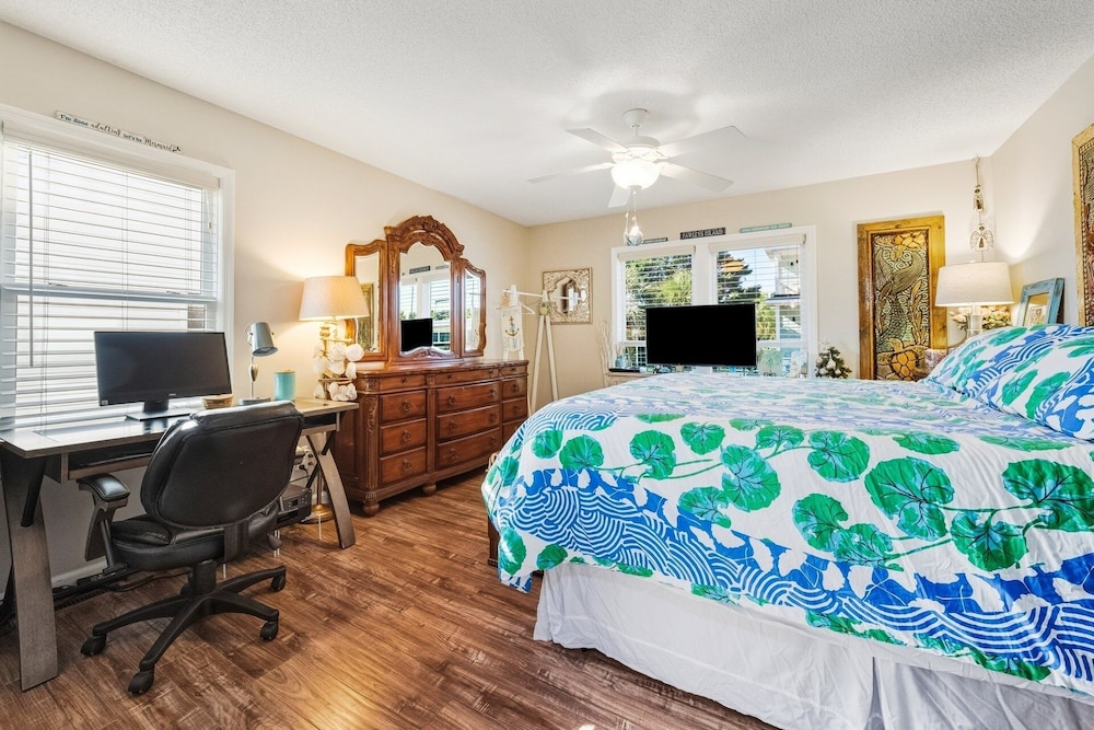 Santorelli's Seaside Serenety 4 Bedroom Home