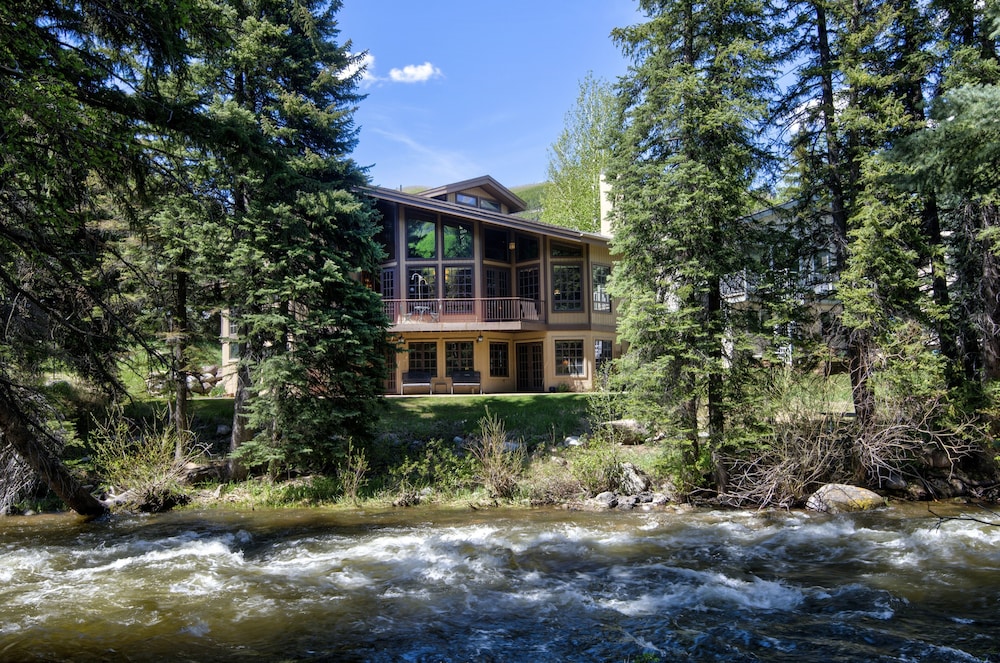 Alpine Creek #6 4 Bedroom Home by RedAwning
