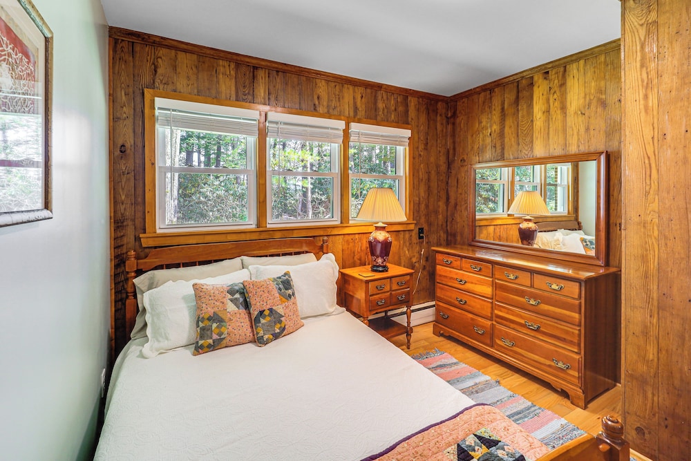 Hike & Leaf Peep! Peaceful Home in Laurel Springs