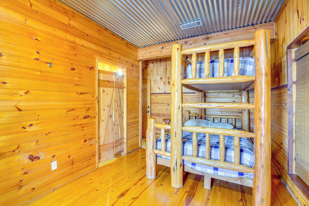 Group Getaway! Multi-level Lodge on Lake Tawakoni