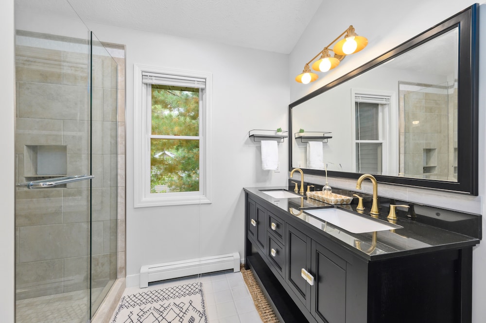 Gorgeous 2BDR Home near Downtown