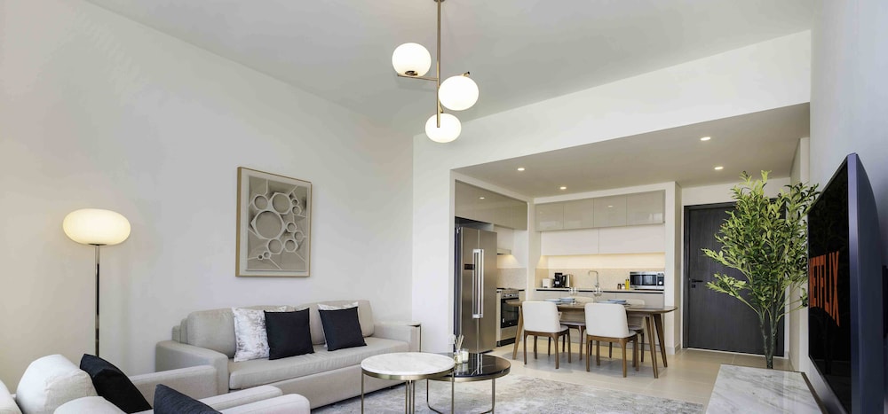 LUX The Marina Vista Beachfront Suite 2