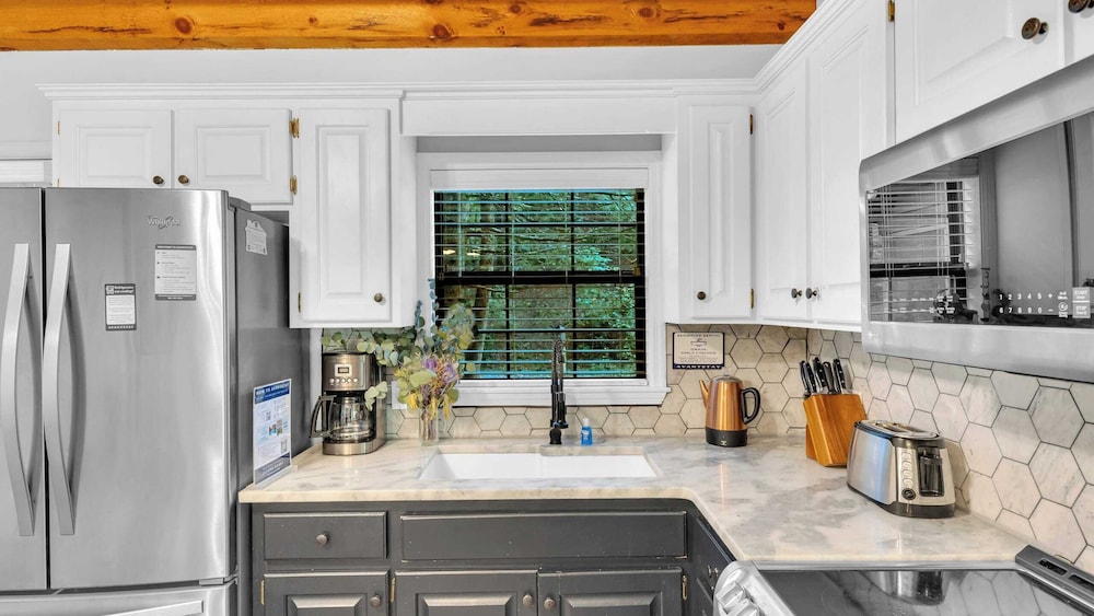 Lakeside Cabin w/ Hot Tub, Fireplace Near Dollywood & Trails Smoky Shores Retreat by Avantstay