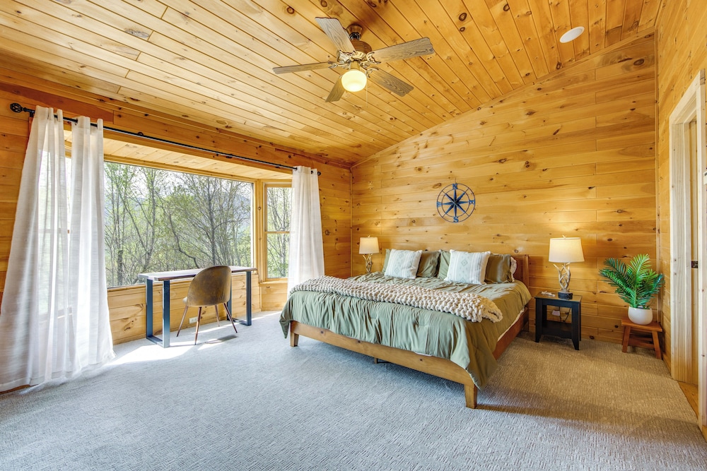 10 Mi to Waynesville: Cabin w/ Hot Tub & Mtn Views