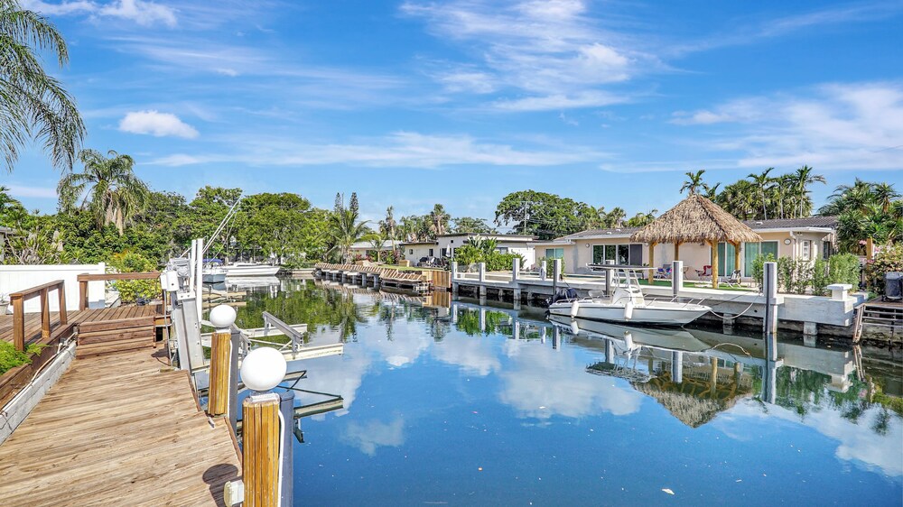 Waterfront Villa Private Pool!