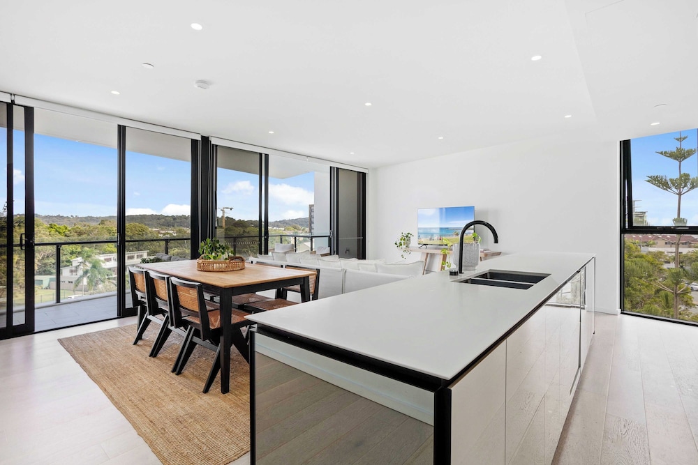 Palm Beach Luxury with Hinterland Views