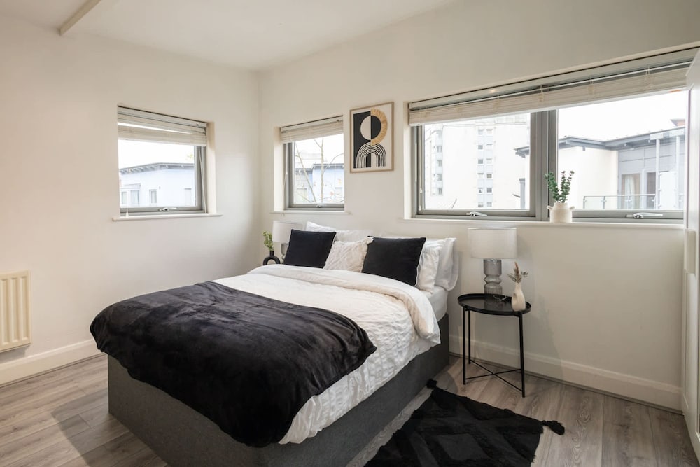 Host Stay Bradshaw Close
