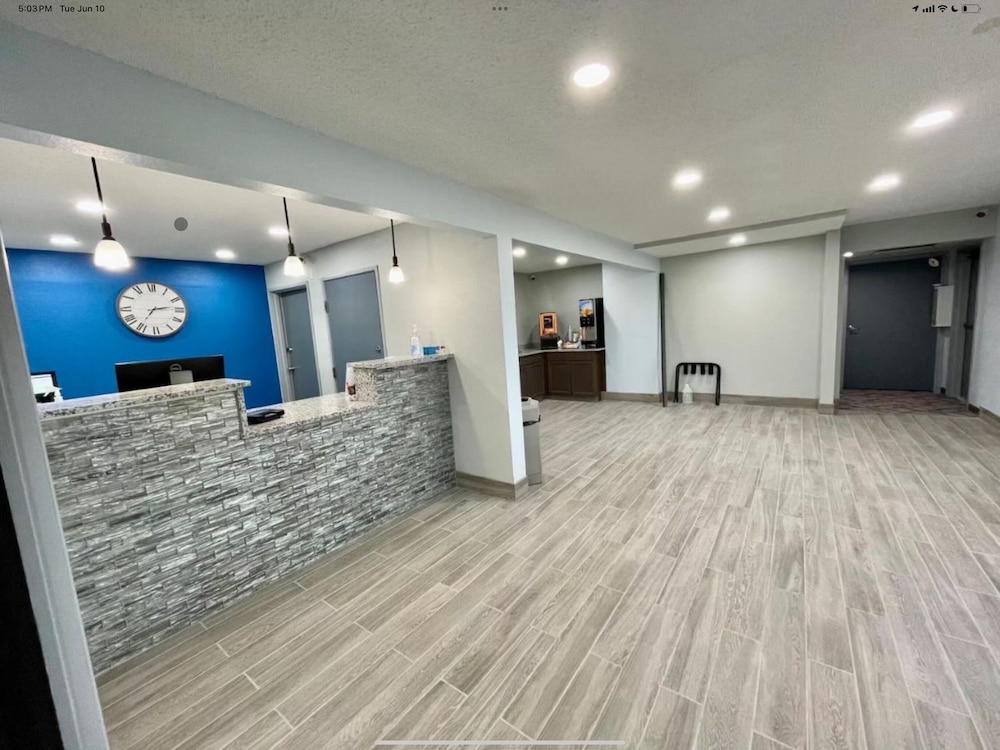 Lamoni Inn & Suites