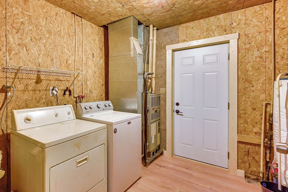 Ohio Hunters Cabin w/ Pond Access: Pets Welcome!