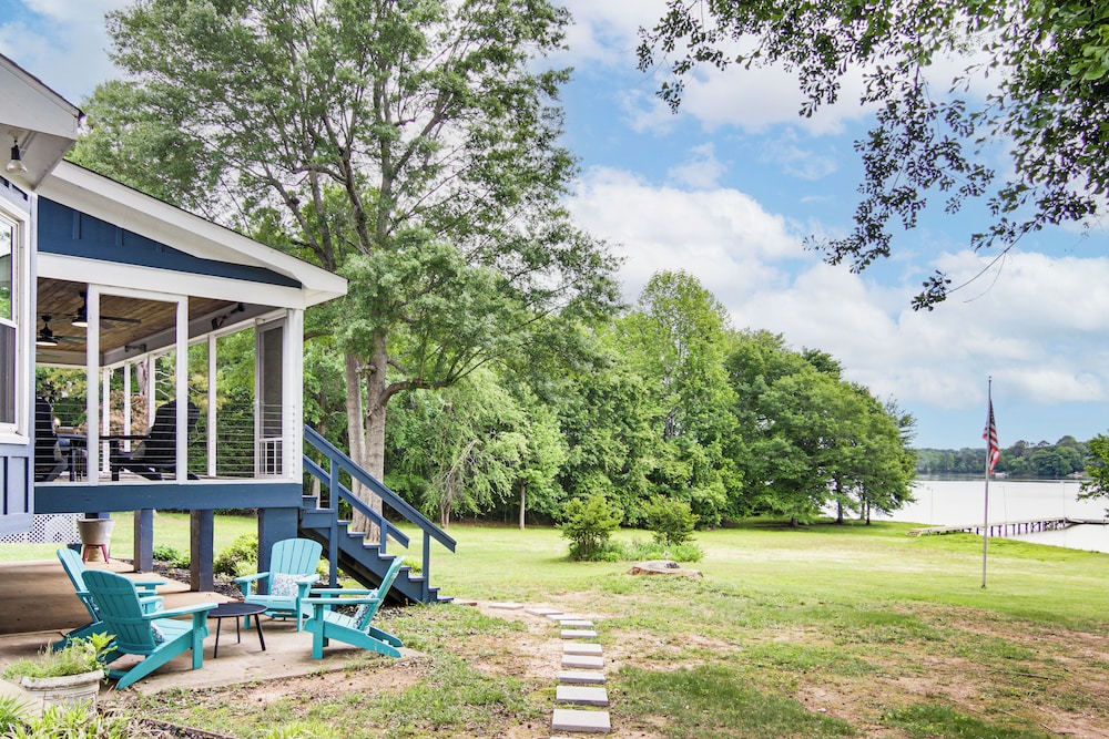Newly Renovated Lake Bowen Home w/ Game Room!