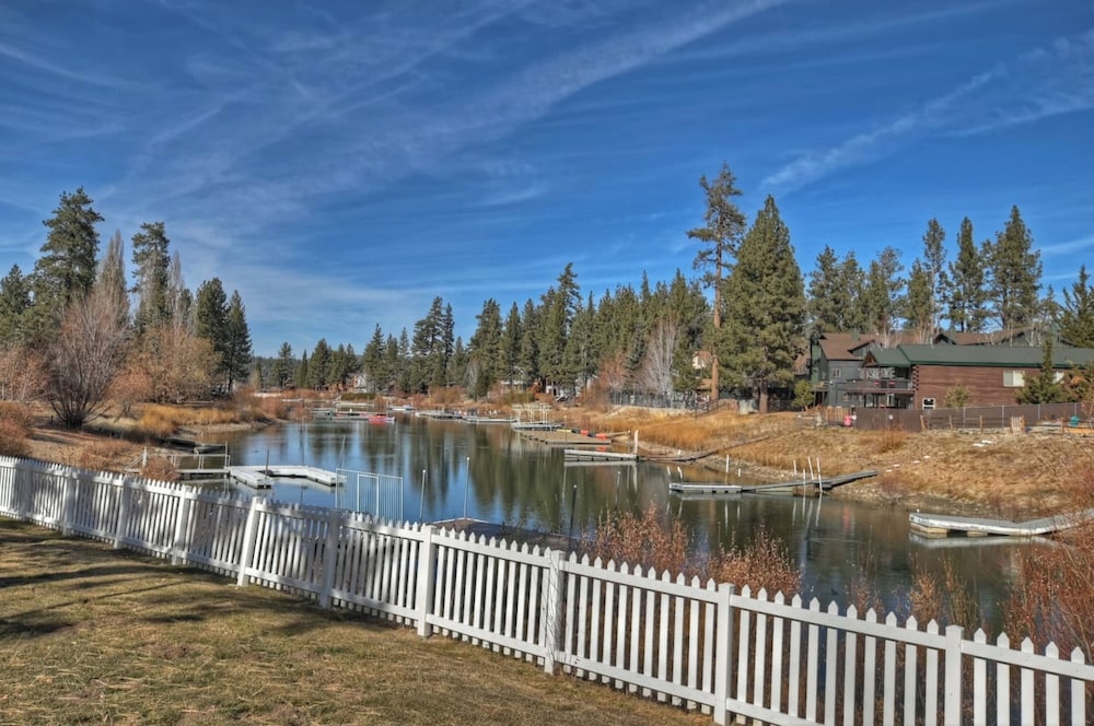 Lakefront Estate with Views and Hot tub
