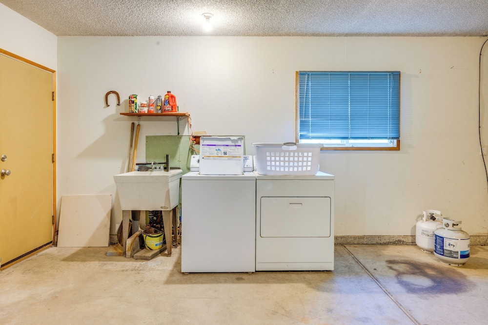 1/8 Mi to Neskowin Beach! Cozy Oregon Coast Home