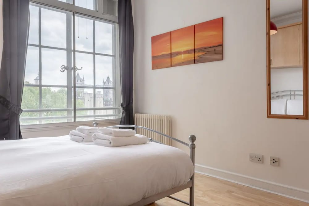 Large & Central 2BD Flat - Tower Hill