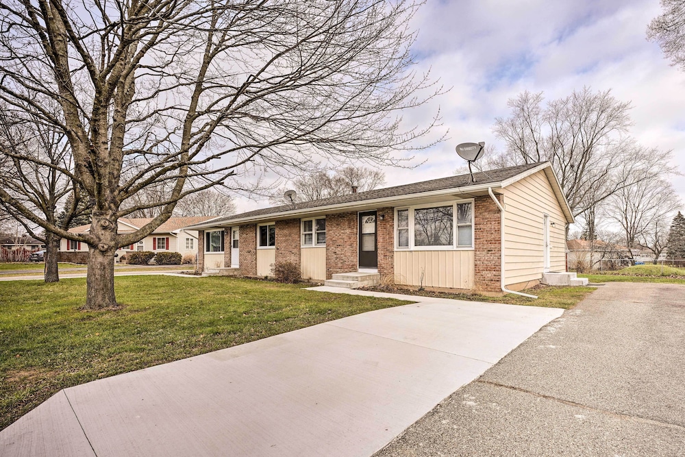 Homey Duplex - 10 Mi to Downtown Grand Rapids! view 4