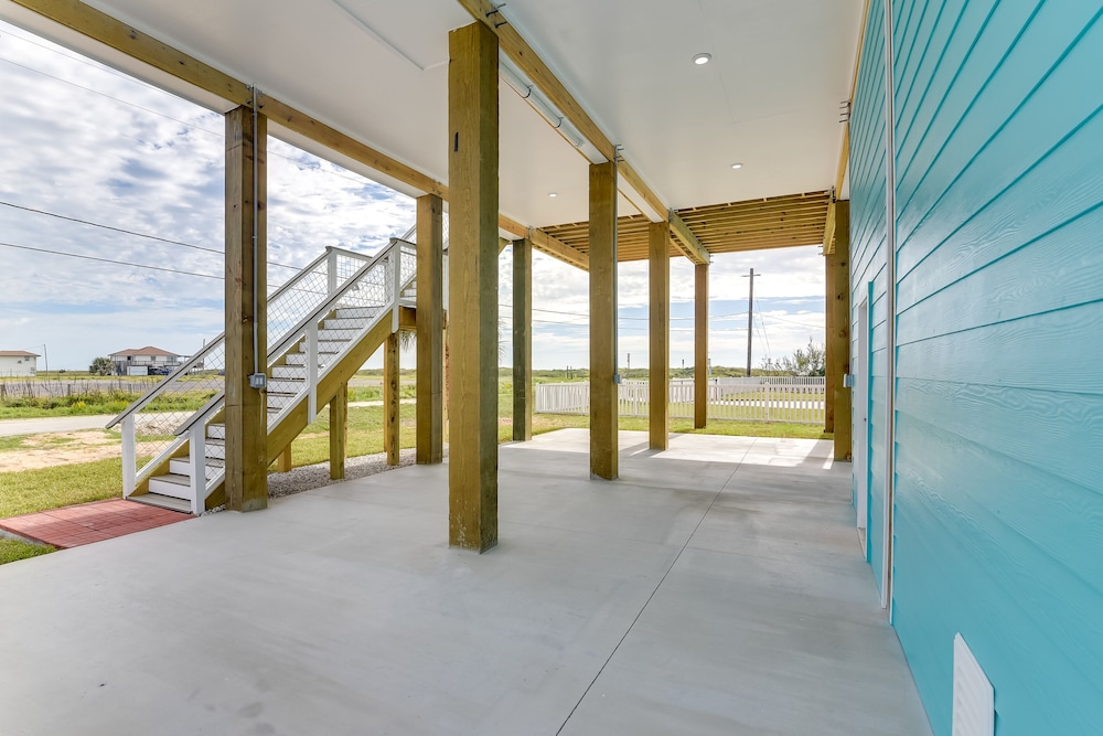 Steps to Beach: Vibrant House in Galveston!