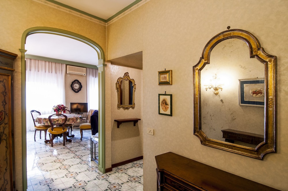 Aurelio & Vaticano Elegant Flat