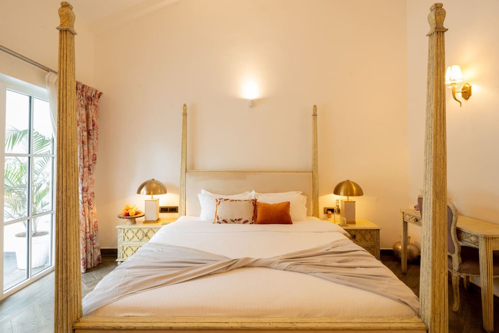 Villa Bauhinia - 5bhk With Pool 10 Mins to Beach