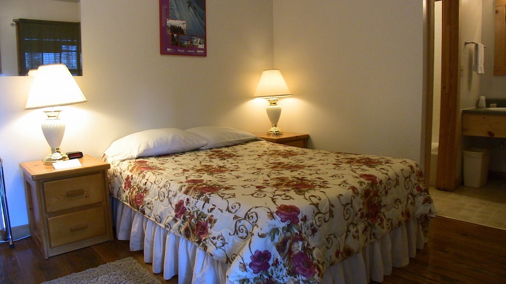 Whittaker's Motel & Historic Bunkhouse