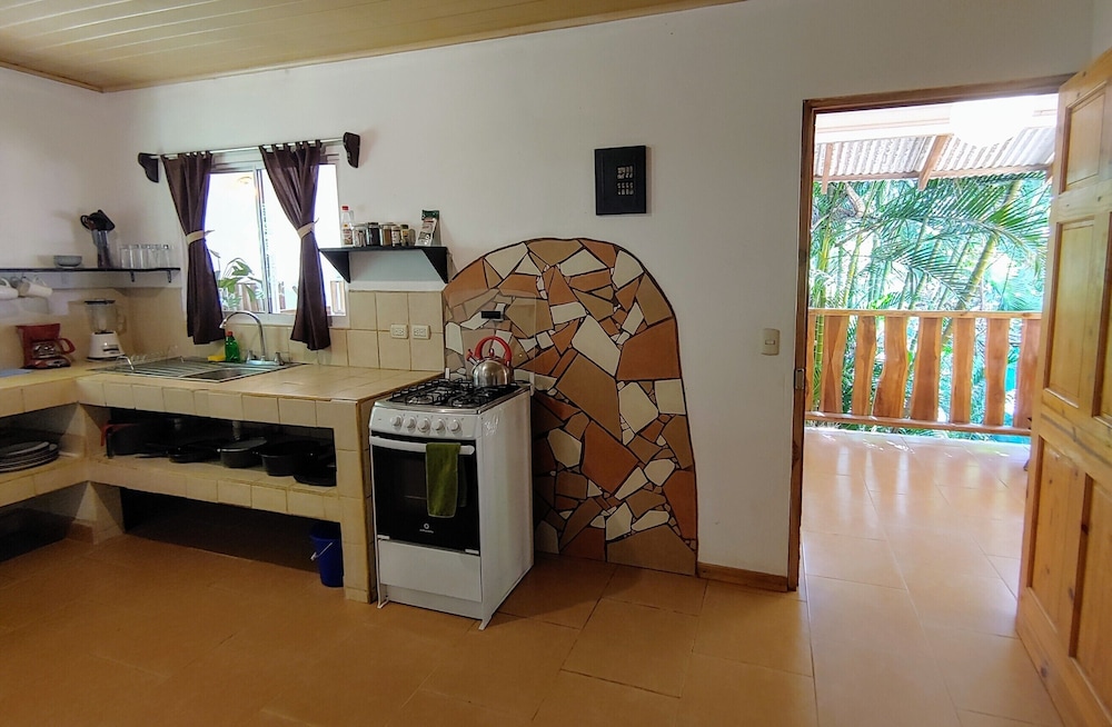 Colibri Surf House & Flats