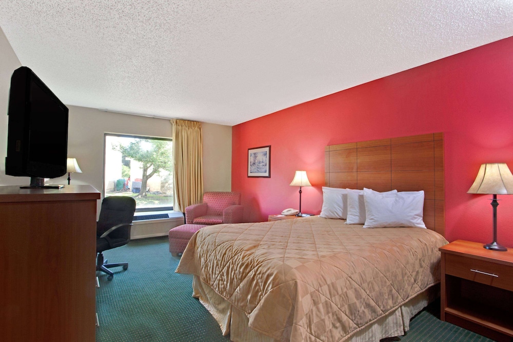 Ramada by Wyndham Pearl/Jackson Airport view 4
