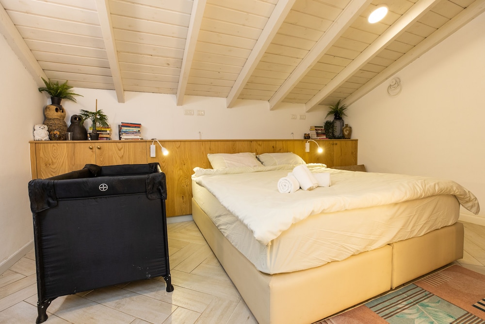 Nuriel Fruit & Guest House