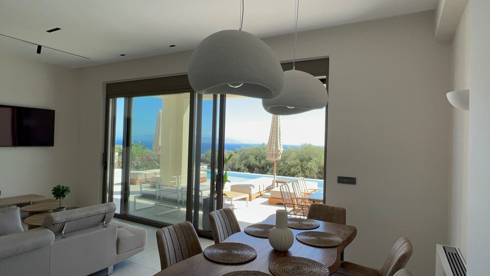 Luxurious Villa Retreat in Lourdata