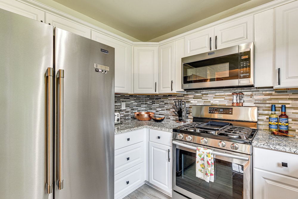 10 Mi to Uptown Charlotte: Family Home w/ Backyard