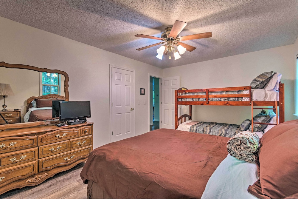 < 2 Mi to Lake Coronado: Apt w/ Grill! view 5