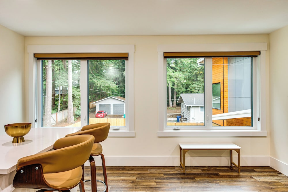 Quiet PNW Base: Walkable Apt in Normandy Park