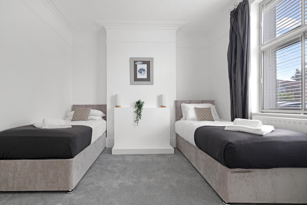 Heathrow Living Stanwell Serviced House