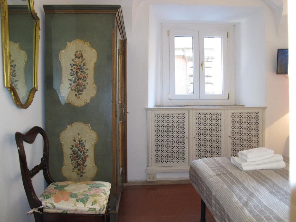 Aurora in Pantheon Apartment