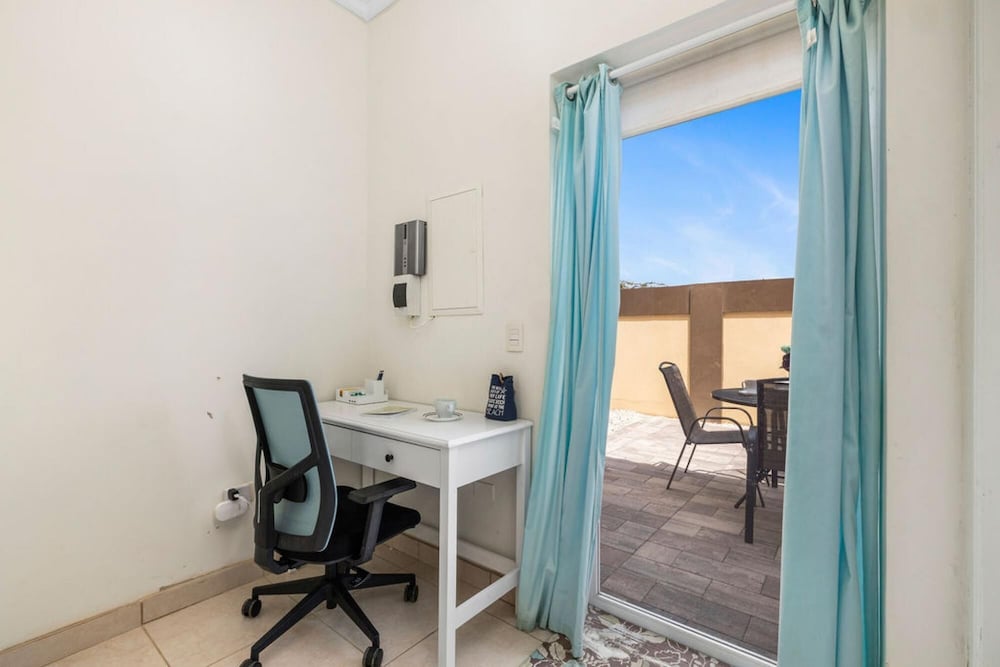 2BR 3min Walk 2 Eagle Beach Pool GYM Parking