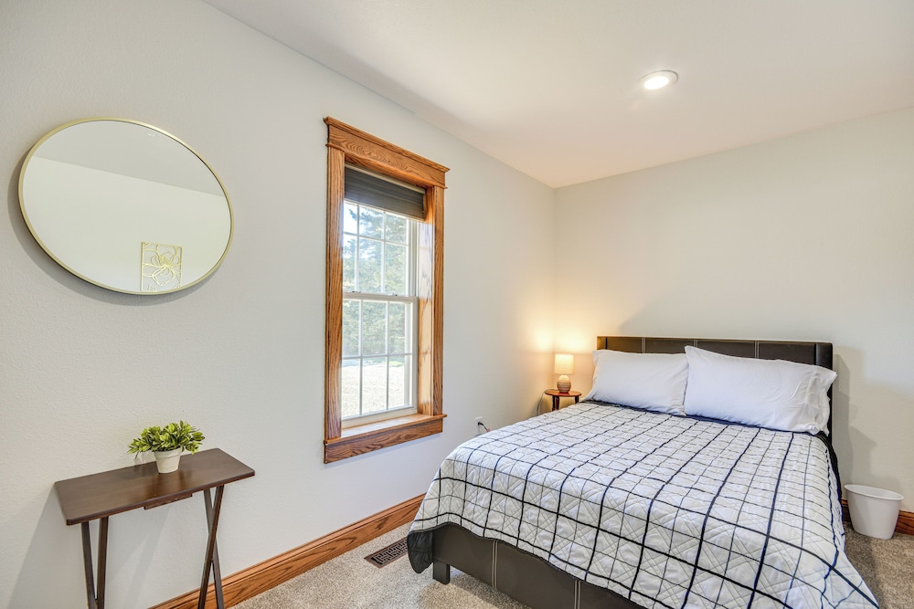 Pond Access & Fishing: 'cedar Lodge' in Versailles