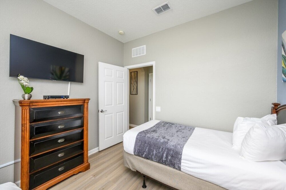 Epic Universe Beautiful Lakeview Condo, Vista Cay Orlando - 3013