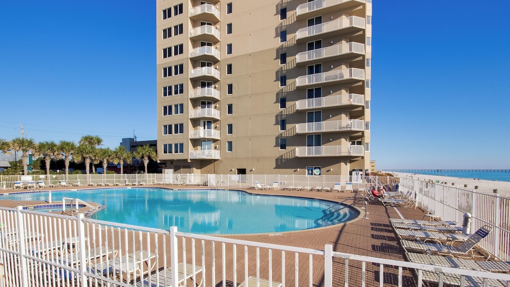 Tidewater Escape: 1br/2ba Beachfront Condo, Sleeps 6, Gulf Views & Comfort!