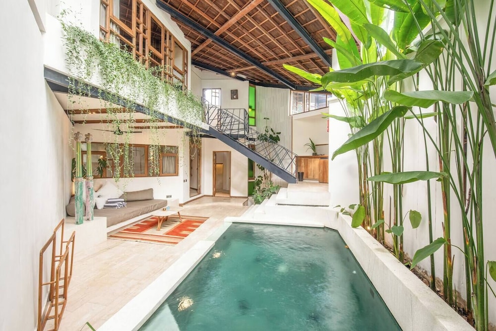 Modern 2-br Art Deco Villa, 800m From the Beach