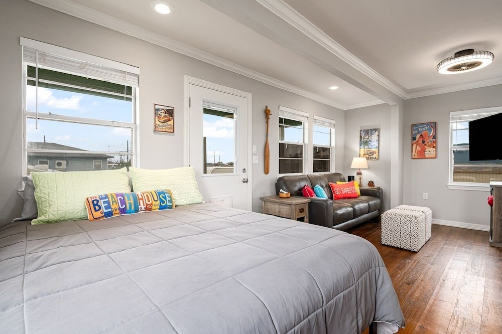 Amberjack 2 Bedroom Home by RedAwning view 4