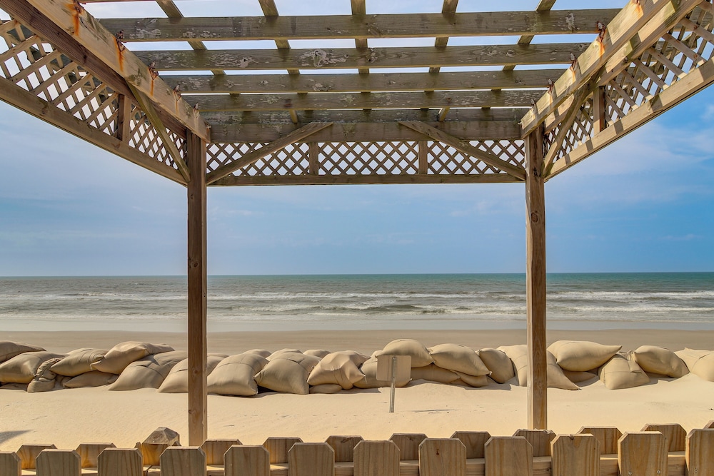 Steps to Sand! 3rd-floor North Topsail Beach Condo