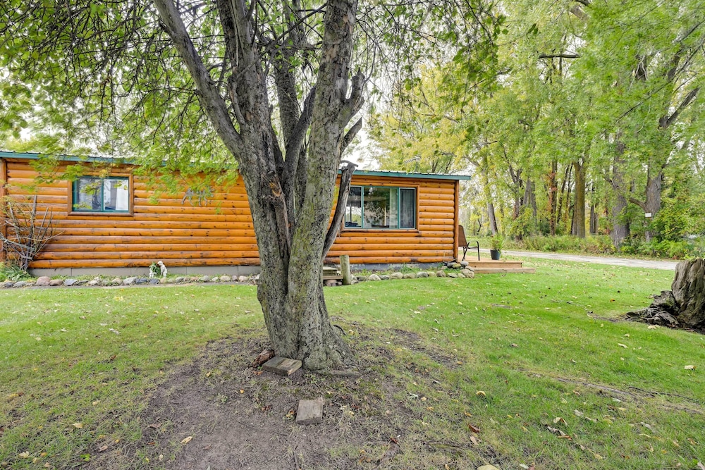 Cozy Bay City Abode w/ Deck & Fire Pit, Near Lakes