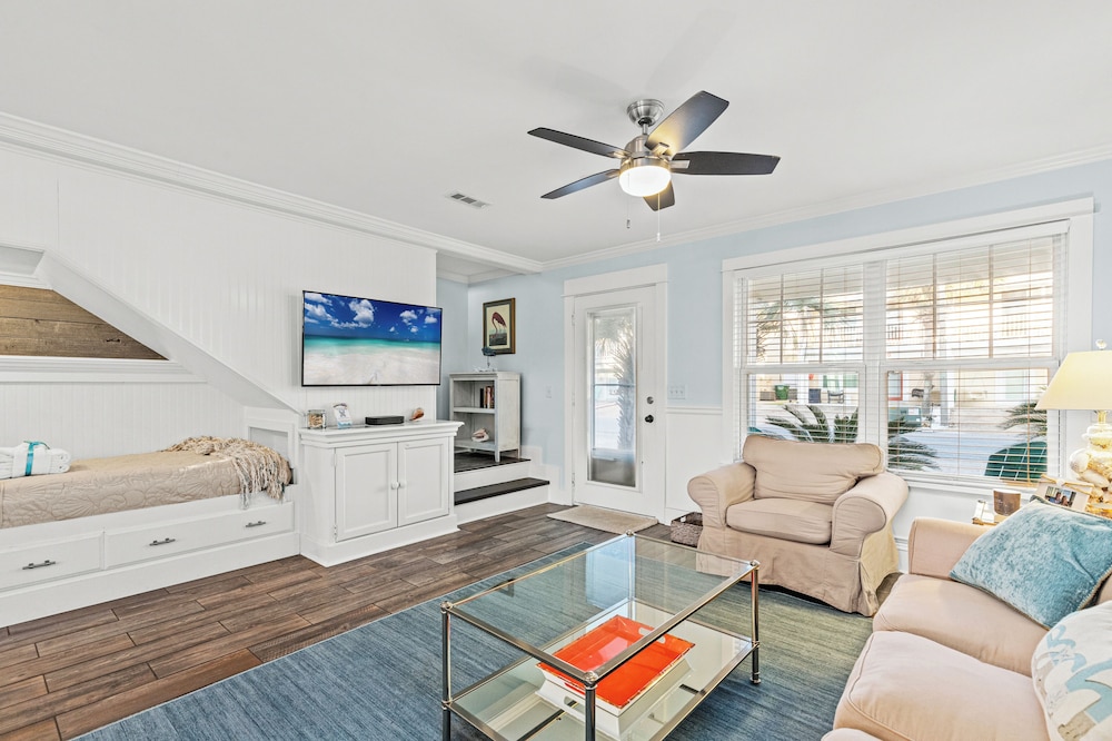 Searenity Awaits: 2-bd, 2-ba Coastal Escape! Perfect for 5! Pet Friendly!