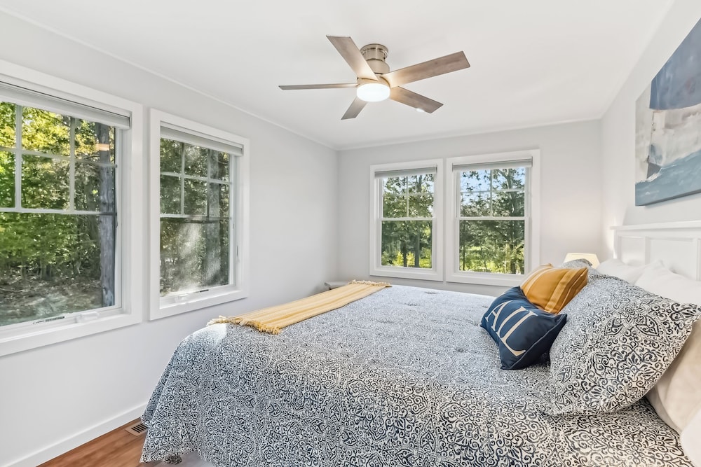3BR Home Walk to Beach w/ Outdoor Shower & Grill