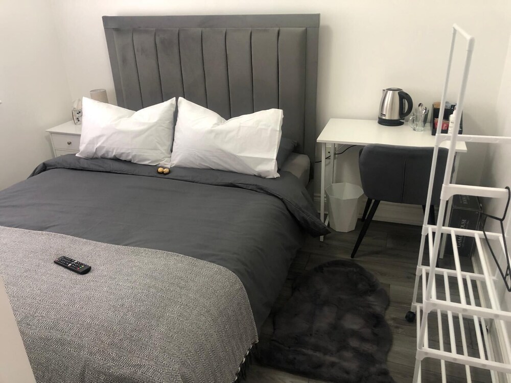 Cosy Modern Double Room Fully Equipped view 2