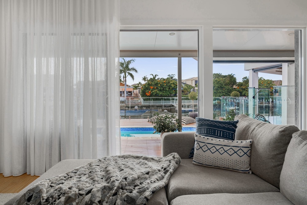 Modern Waterfront Retreat Private Pool Dock