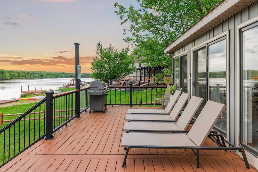 Pocono Lakefront by Avantstay Dock Lake Access